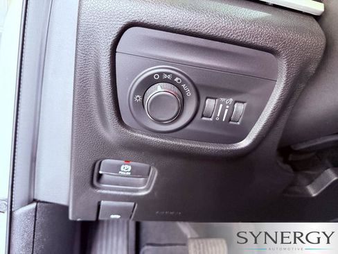 Used 2023 Jeep Grand Cherokee Laredo AWD/4WD image 19