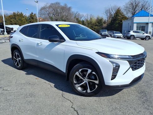 Used 2024 Chevrolet Trax RS w/ Driver Confidence Package image 2