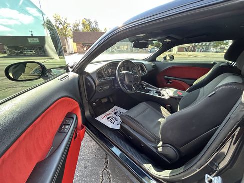 Used 2015 Dodge Challenger SXT w/ Driver Convenience Group image 7