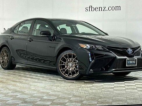 Used 2023 Toyota Camry SE image 2