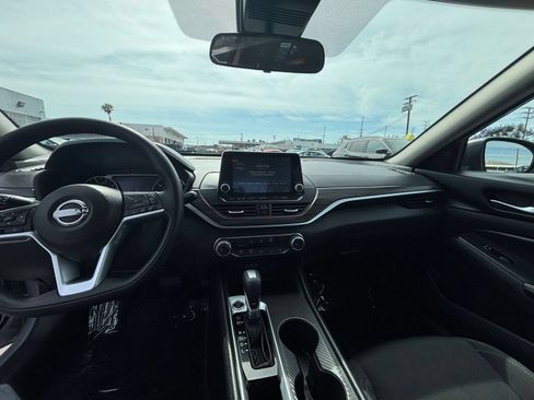 Used 2025 Nissan Altima 2.5 SV FWD image 14