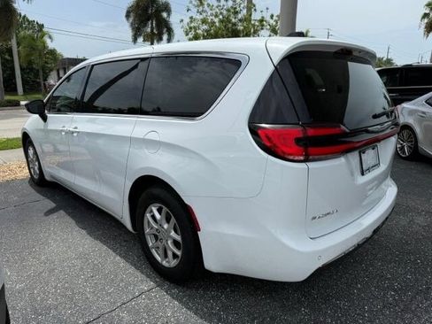 Used 2024 Chrysler Pacifica Touring-L FWD image 6