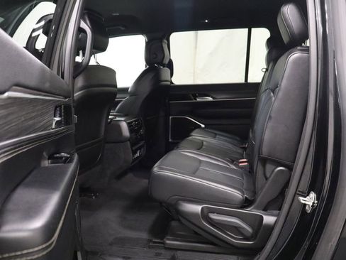 Certified 2024 Jeep Wagoneer L Series II w/ Flexible Seating Group image 13