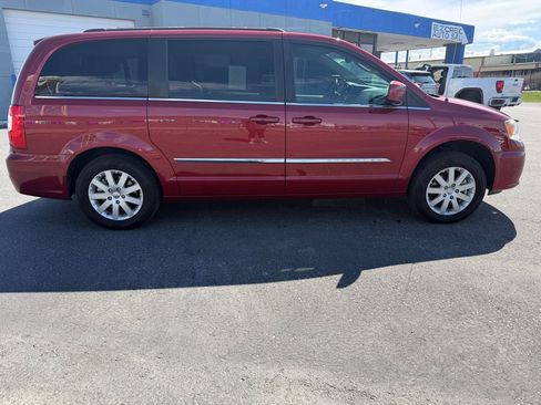 Used 2015 Chrysler Town & Country Touring FWD image 5