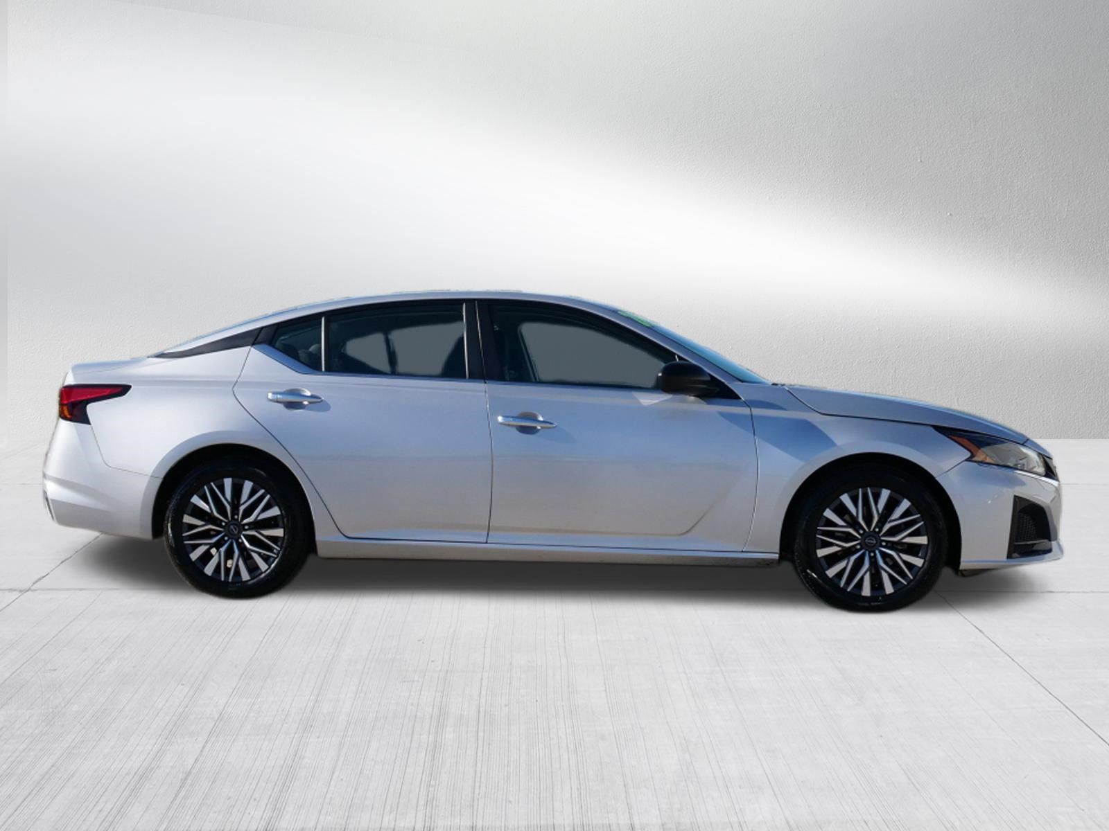 Used 2024 Nissan Altima 2.5 SV FWD image 2
