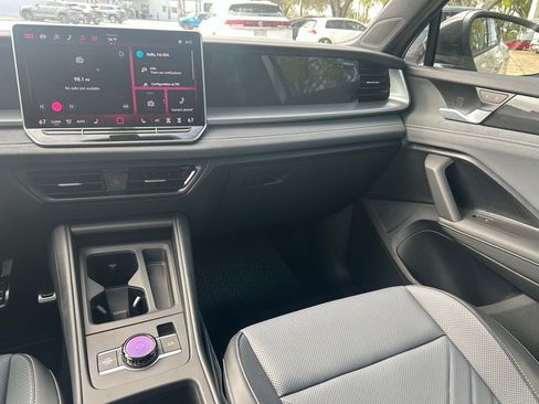New 2026 Volkswagen Tiguan SE R-Line FWD image 11