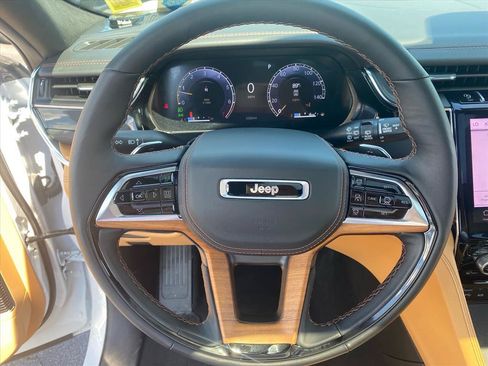 Used 2025 Jeep Grand Cherokee Summit AWD/4WD image 10