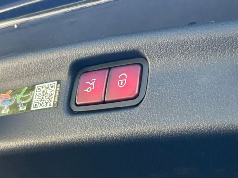 Used 2025 Mercedes-Benz C 300 Sedan image 39