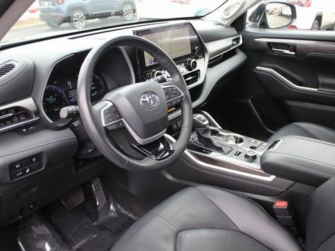 Used 2024 Toyota Highlander Limited image 3