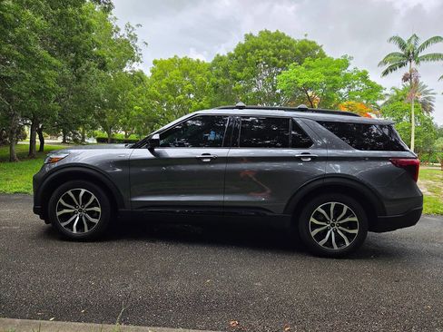 Used 2022 Ford Explorer ST-Line RWD image 4