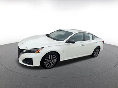 Used 2025 Nissan Altima 2.5 SV FWD image 9