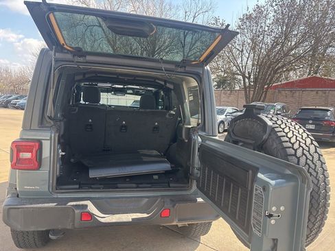 Used 2024 Jeep Wrangler Sahara image 9