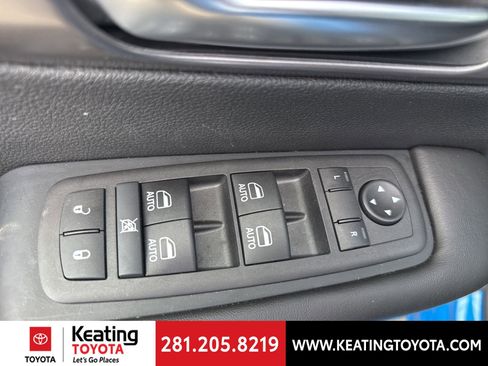 Used 2026 Chrysler Pacifica Select image 11