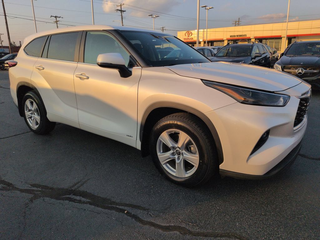 Used 2023 Toyota Highlander LE AWD/4WD image 7