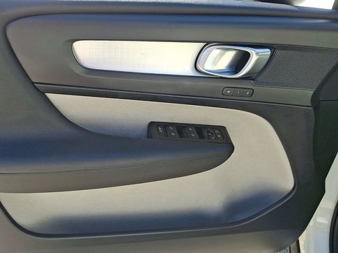 Used 2019 Volvo XC40 T5 Momentum image 12