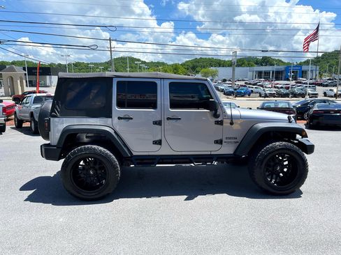 Used 2018 Jeep Wrangler Unlimited Sport S image 6