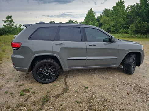 Used 2020 Jeep Grand Cherokee Altitude AWD/4WD image 3
