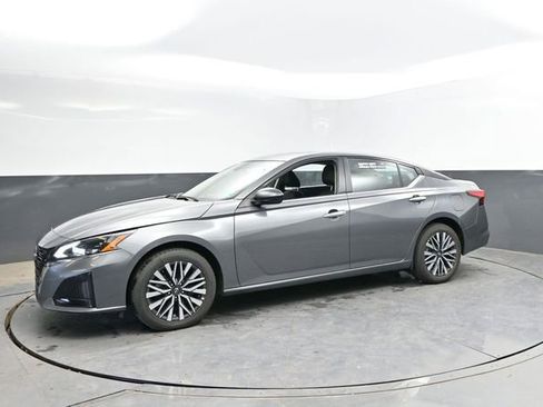 Used 2024 Nissan Altima 2.5 SV AWD/4WD image 7