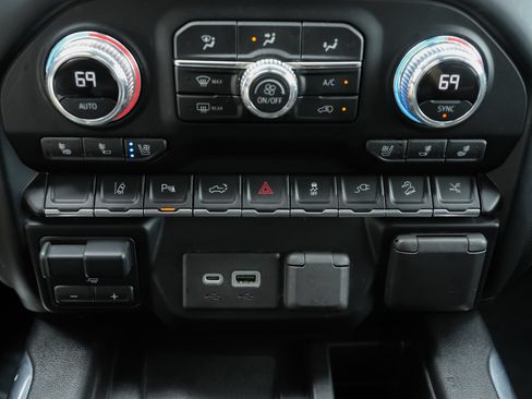 Used 2021 GMC Sierra 2500 AT4 w/ AT4 Premium Plus Package AWD/4WD image 17