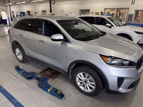 Used 2019 Kia Sorento AWD image 2