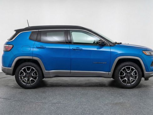 Used 2025 Jeep Compass Trailhawk AWD/4WD image 11