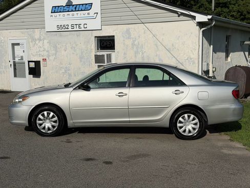 Used 2005 Toyota Camry FWD image 2
