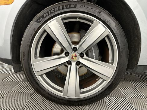 Used 2024 Porsche Macan AWD/4WD image 35