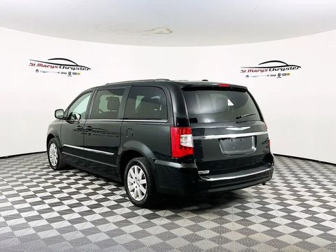 Used 2014 Chrysler Town & Country Touring image 6