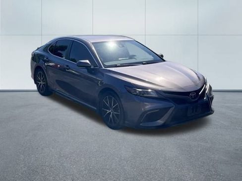 Used 2022 Toyota Camry SE image 3