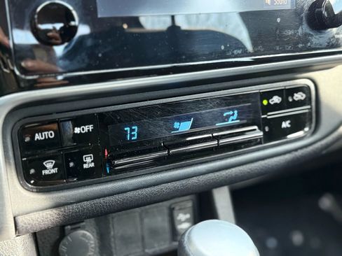 Used 2019 Toyota Corolla LE image 32