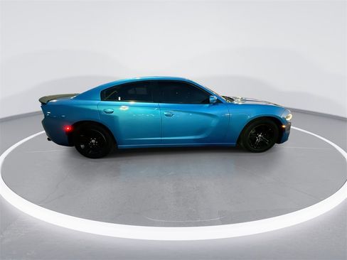 Used 2018 Dodge Charger SXT image 9