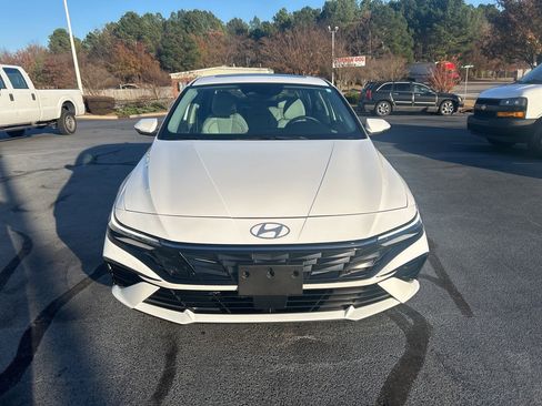 Used 2025 Hyundai Elantra Limited image 2