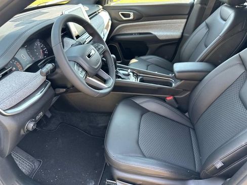 New 2025 Jeep Compass Latitude image 16