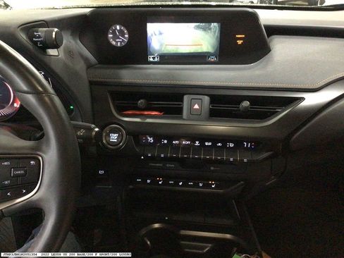 Used 2022 Lexus UX 200 image 9