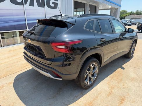 Used 2025 Chevrolet Trax LT FWD image 3