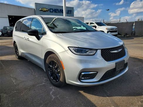 Used 2024 Chrysler Pacifica Touring-L image 2