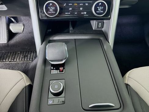 New 2026 Land Rover Discovery Limited Edition AWD/4WD image 18