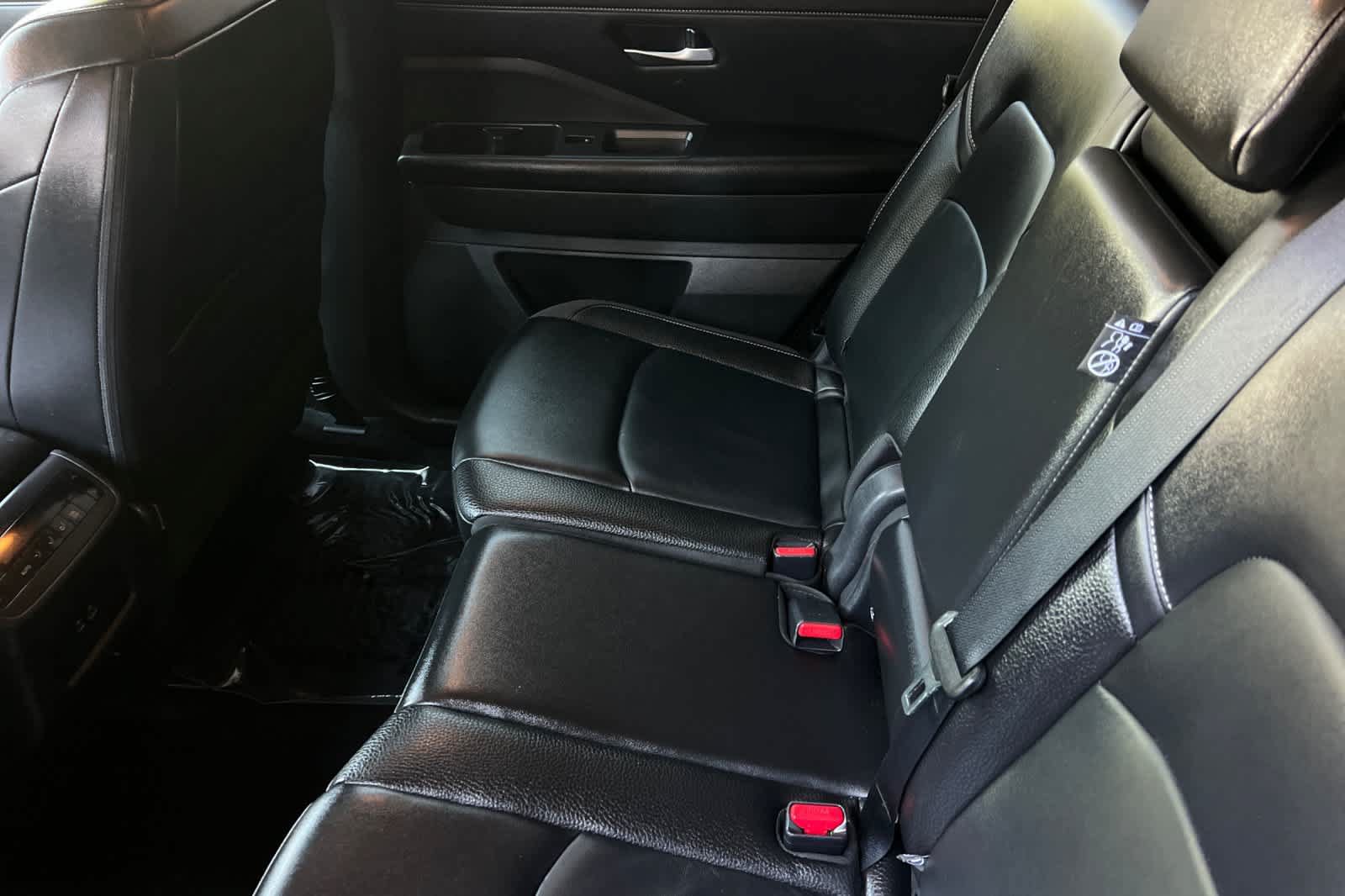 Used 2025 Nissan Pathfinder SL FWD image 5