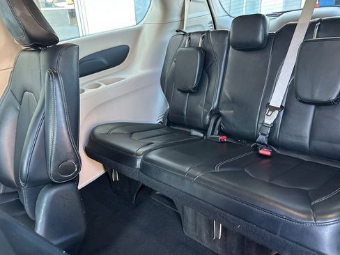 Used 2024 Chrysler Pacifica Select image 18