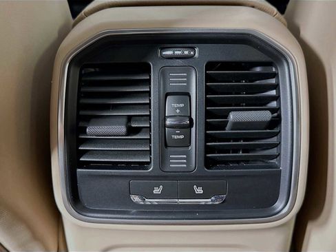 Used 2025 Porsche Macan image 26