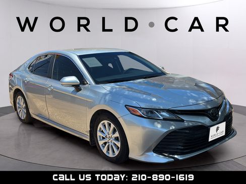 Used 2018 Toyota Camry LE w/ Convenience Package FWD image 10