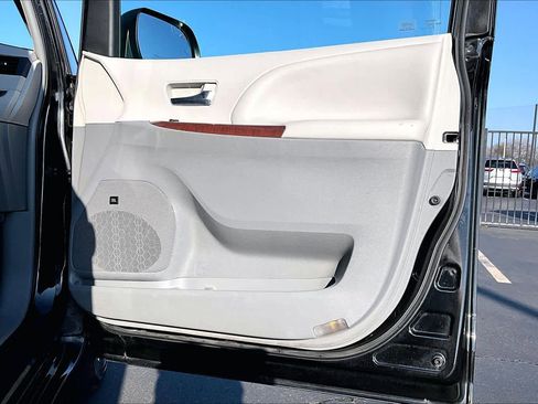 Used 2014 Toyota Sienna XLE image 26