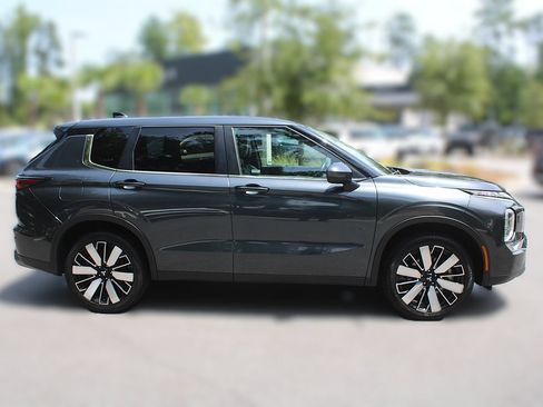 Used 2025 Mitsubishi Outlander SE AWD/4WD image 14