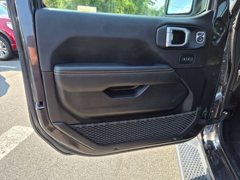 Used 2024 Jeep Wrangler Unlimited Sahara w/ Technology Group AWD/4WD image 12