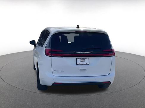 Used 2025 Chrysler Pacifica Select image 10