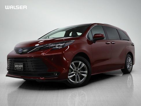 Used 2025 Toyota Sienna XLE w/ XLE Plus Package image 1