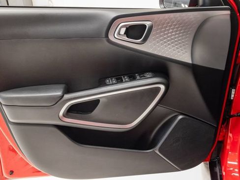 Used 2025 Kia Soul LX w/ LX Technology Package FWD image 8