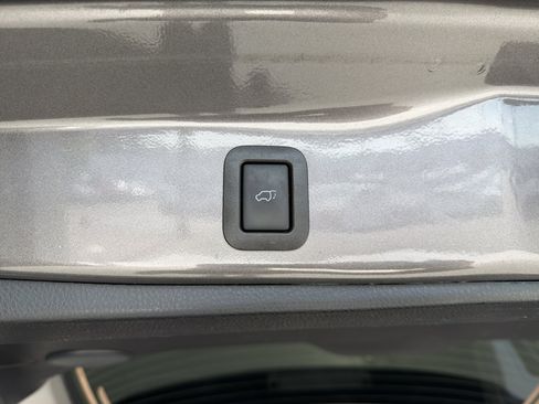 Used 2018 Toyota Highlander Limited Platinum image 12