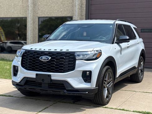 Used 2026 Ford Explorer ST-Line w/ ST-Line Street Pack AWD/4WD image 3