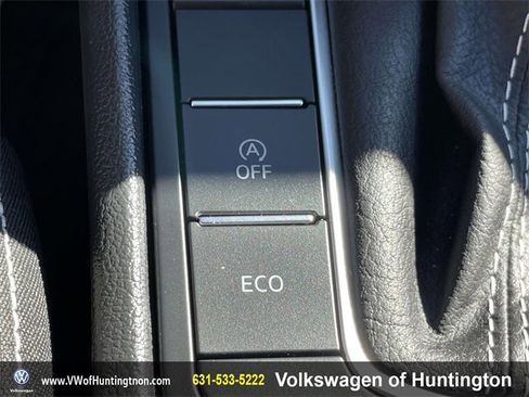 Certified 2025 Volkswagen Jetta SE w/ Sunroof Package image 30